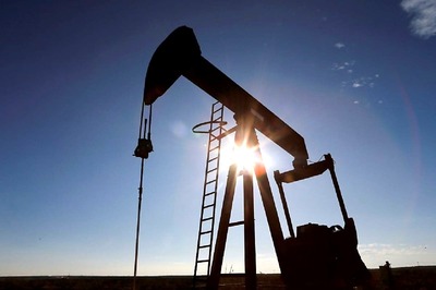 Brent Slumps Under $80 as Investors Wary of New Variant, Q1 Surplus