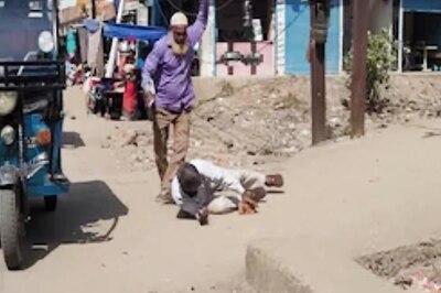 Watch: Two Elderly Men Fighting On A Busy Street In Bihar