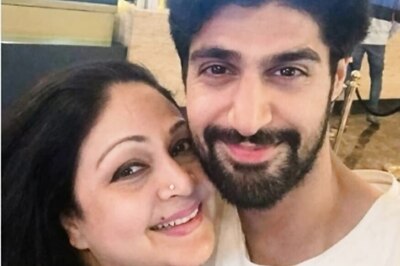 Rati Agnihotri Teaches Son Tanuj to Cook Via Video Call