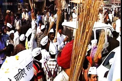 Clashes outside BJP office: Delhi EC says AAP violated code of conduct