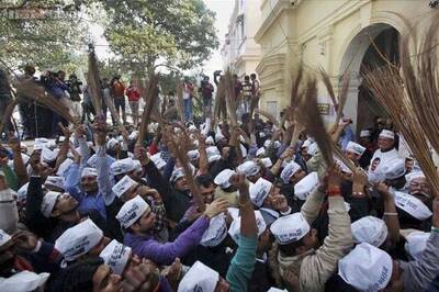 Delhi: AAP takes up e-rickshaw illegality issue