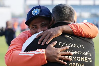 IND vs ENG, 3rd Test: Sarfaraz Khan's Father Sheds Tears as Son Receives Debut India Cap From Anil Kumble