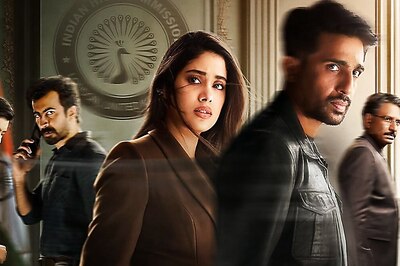 Ulajh Review: Janhvi Kapoor, Gulshan Devaiah and Roshan Mathew Shine in Predictable Spy Thriller