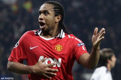 Anderson signs new Manchester United contract