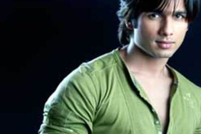 Fans from Pak flock to Wagah to meet Shahid