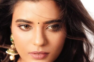 South Actress Aishwarya Rajesh Makes Heads Turn In Black Saree