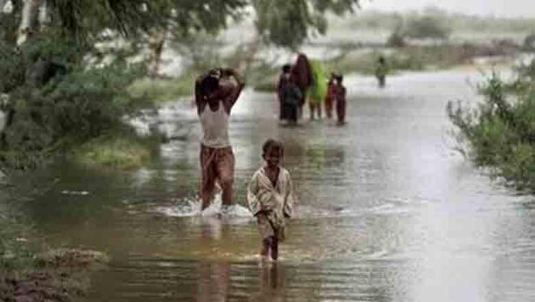 Thirty dead, thousands stranded in Bangladesh floods