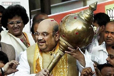 Hung assembly in Maharashtra, BJP set to form government, looks for allies