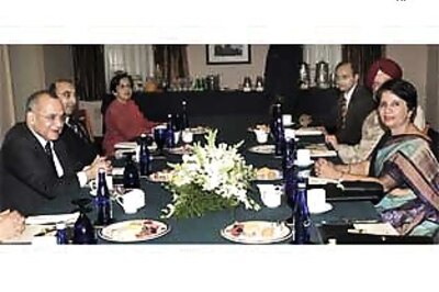 India, Pak Foreign Secys meet; discuss 26/11