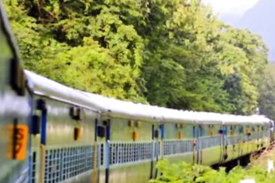 Unbelievable: Snake Encounter in AC Coach Halts Gorakhpur-Bandra Express Mid-Journey