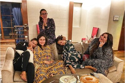 Kareena Kapoor Khan Catches up with BFFs Malaika Arora, Amrita and Sister Karisma Kapoor