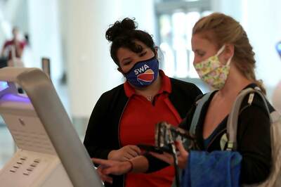 Amid Covid-19 Pandemic, US Airlines Threaten to Ban Passengers Refusing to Wear Masks