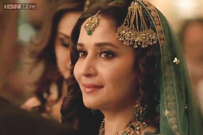 Husband compliments Madhuri Dixit for 'Dedh Ishqiya'