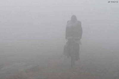 Thick fog wraps Delhi, rains likely