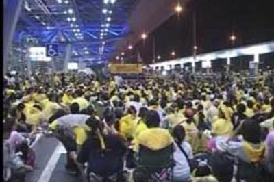 Bangkok airports shut, Jet and Air cancel flights