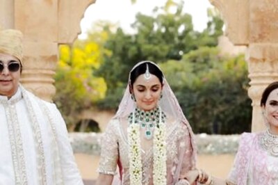 Kiara Advani Holds Her Parents Jagdeep Advani, Genevieve Advani Close In UNSEEN Wedding Pics