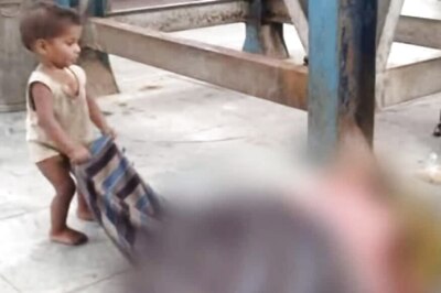 In Stark Reminder of Migrant Crisis, Toddler Tries to Wake Dead Mother at Bihar Railway Station
