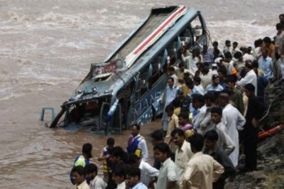 37 killed, 24 injured as bus plunges into river in Gujarat