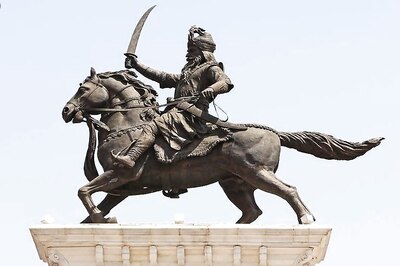 Pakistani Men Angry over India's Kashmir Move Vandalise Statue of Maharaja Ranjit Singh in Lahore