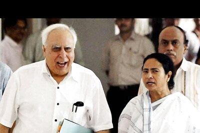 'Body Without Soul': Kapil Sibal's White Flag as Mamata Mulls 'Congress-Mukt' Oppn With New Bloc