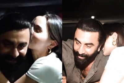 Alia Bhatt Kisses Ranbir Kapoor, Blushes As Paparazzi Wish Them on Their Wedding Anniversary; Watch