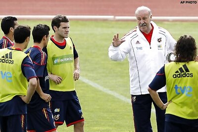 Spain coach comfortable with 'favourites' tag