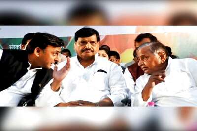 Samajwadi Party Meeting Turns into Family Drama, Akhilesh and Shivpal Spar In Public
