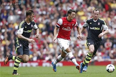 Ozil inspires leader Arsenal to 3-1 win over Stoke