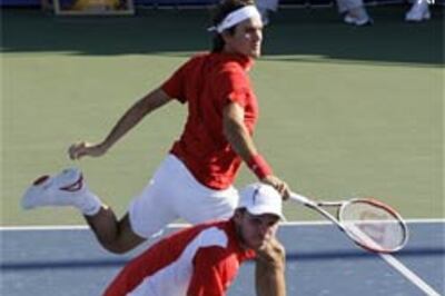 Federer, Williams sisters stay in medal hunt