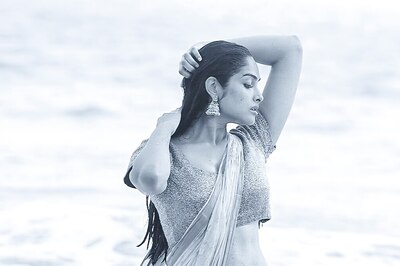 Divi Vadhthya’s Beach Photo Sesh In Saree Is All Things Sultry And Stylish
