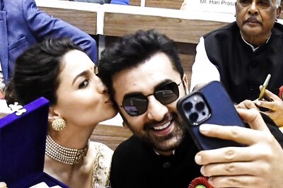 Alia Bhatt, Ranbir Kapoor's Selfie Game Is Too Strong In This Pic From National Award Ceremony