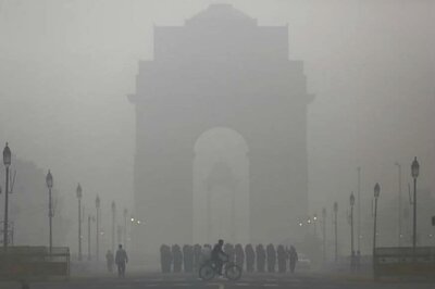Haze Engulfs Delhi as Overall Air Quality Drops to 'Very Poor'