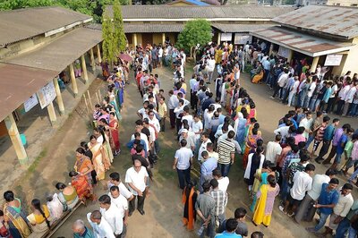 8 UP Lok Sabha Seats See 58% Turnout in Phase 1 of Polls; State EC Seeks Reports on SP's Charge of EVM Error, Booth Capturing in Some Areas