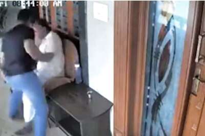 Tamil Nadu: Man Punches Elderly Father Till He Faints, Brutal Moment Caught on Cam