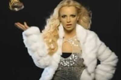 Britney's ex-manager stays under restraining order