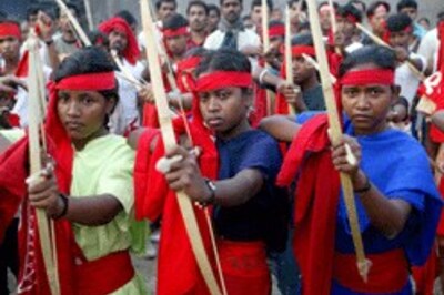 300 Naxals storm relief camp, kill four