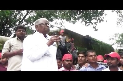 UP Minister warns journalists, says Samajwadi Party knows how to show them their place