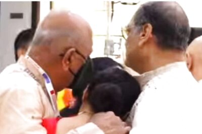 Kajol Gets Emotional at Durga Puja Celebration in Mumbai, Hugs Her Uncle