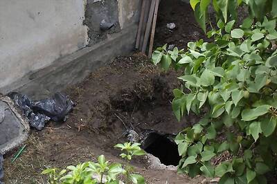 Senior Delhi Citizen Attempts to Rescue Septic Tank Cleaners in His Building, All Die