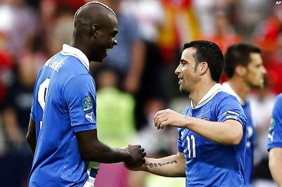 10-man Italy beat Denmark 3-1