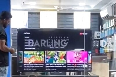 Salesman Lets Homeless Kids Pick What to Watch on Store TV Everyday, Wins Hearts