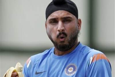Harbhajan hits TV cameraman at Bangalore airport