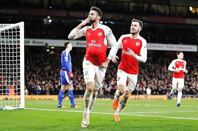 Arsenal beat Sunderland 3-1; Leicester go top of Premier League