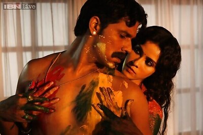 'Rang Rasiya' review: Choppy editing, poor script and terrible costumes dilute the film's impact