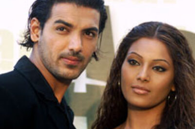 Bipasha angry over split rumours