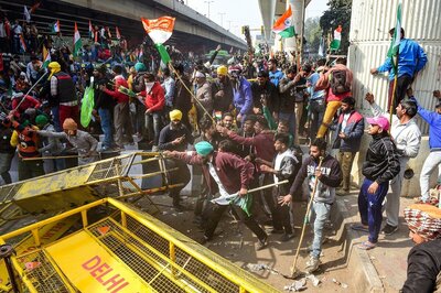Delhi Metro: Gates of At Least 25 Stations Shut as Tractor Rally by Farmers Turns Violent