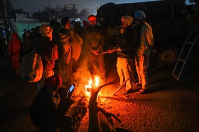 Agitating Farmers from Western UP Stay Put at Delhi-Noida Near Chilla at Night