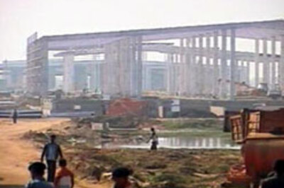 Tata pulls out executives from Singur | Stalls work at plant