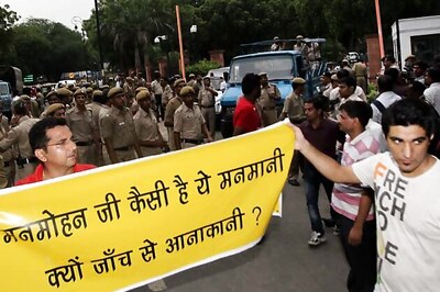 Team Anna supporters protest outside 7RCR