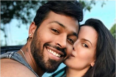 Natasa Stankovic Plants a Kiss on Hardik Pandya's Cheek, See Adorable Pic